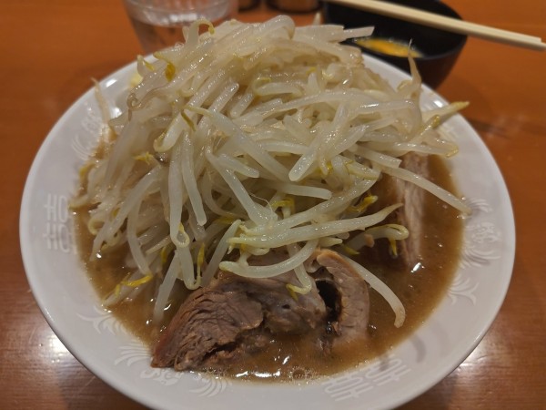 「豚麺(豚2枚)➕生卵」@麺屋 長次郎の写真