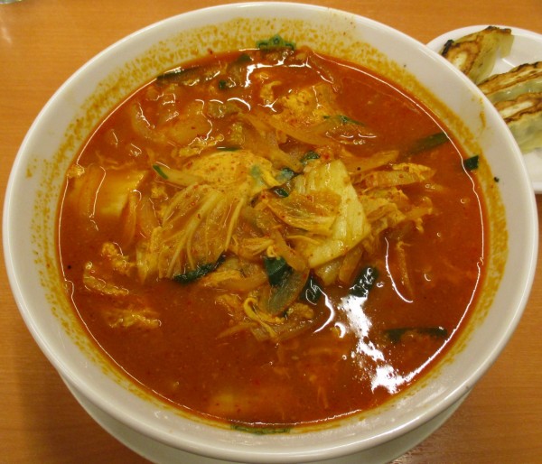 「＜期間限定＞チゲ味噌ラーメン＋餃子3個　810円」@日高屋 西新宿1丁目店の写真