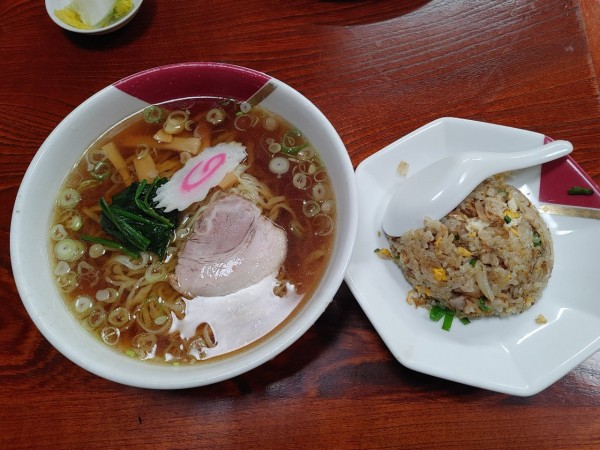 「ラーメン　半チャーハンセット　600+200円」@はるやの写真