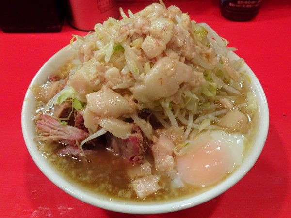 「小ラーメン（800円）＋温泉玉子＋チーズニンニクアブラカラメ」@ラーメン二郎 府中店の写真