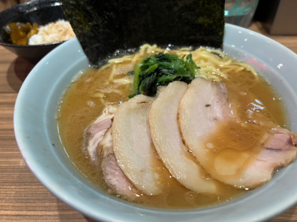 「ラーメン、バラチャーシュー、小ライス」@横浜らーめん渡来武 総本店の写真