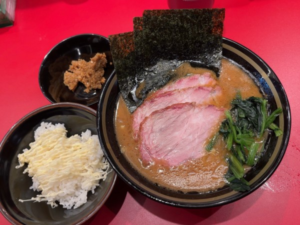 「チャーシューメン（3枚）＋無限にんにく＋無料ライス」@家系ラーメン 王道乃印 柏店の写真