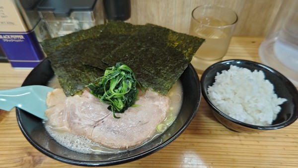 「とんこつ醤油（並）+小ライス」@らーめん勇気家の写真