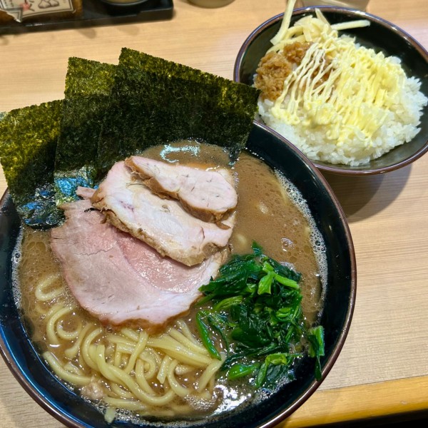 「ラーメン（並）やわらかめ＋ライス（食べ放題）」@輝道家直系 皇綱家の写真