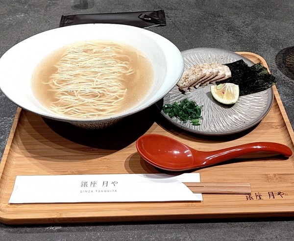 「クリア豚骨1320円替え玉220円」@銀座 月やの写真