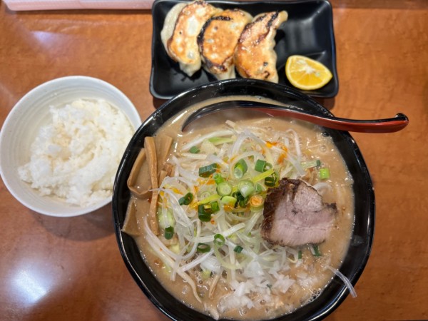 「味噌らーめん餃子セット1200円」@萬馬軒 花橙の写真