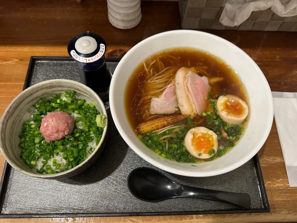 「醤油らぁ麺＋味玉、ネギトロ丼」@麺家 半蔵の写真