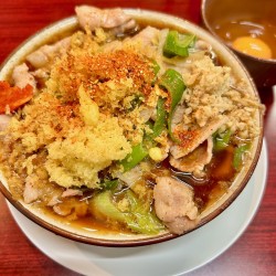 肉めん（670円）＋生卵（60円）＋天かす・ショウガ・辛味（無料）