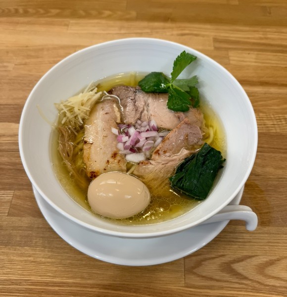 「煮豚と手もみ麺の塩そば」@中華そば きなりの写真