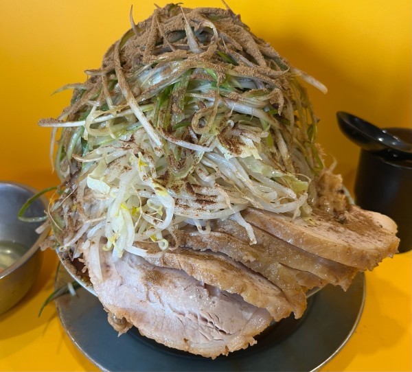 「小ブタ 辛い奴 しょうが ねぎ おさかな天国 生たまご」@ラーメン二郎 八王子野猿街道店2の写真