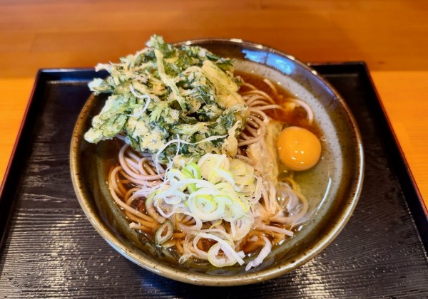 「春菊天そば(420円)+生玉子(60円)」@鈴しげの写真