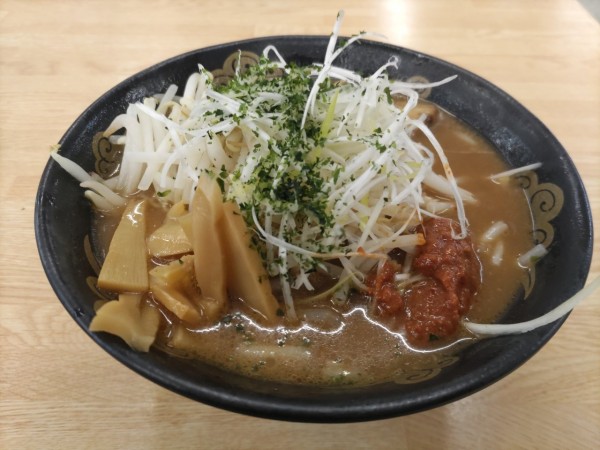 「新潟あごだし辛味噌ラーメン」@佐渡汽船 立喰コーナー しおさいの写真