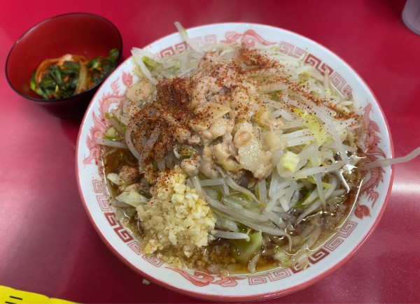 「麺半分豚1枚＋キムチ」@ラーメン二郎 越谷店の写真
