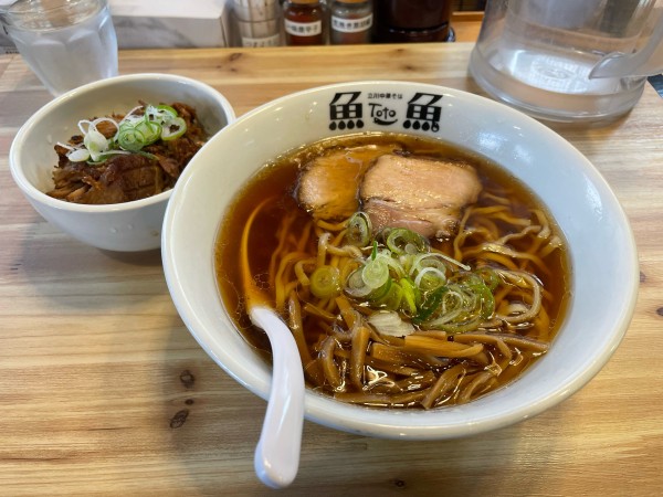 「醤油らぁ麺 + とろチャーにんにく丼」@とと ホンテンの写真
