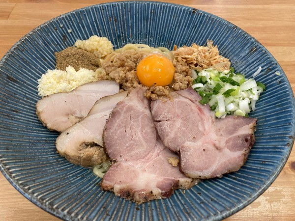 「濃鶏白湯まぜそば・窯焼きチャーシュー」@麺彩 こはねの写真