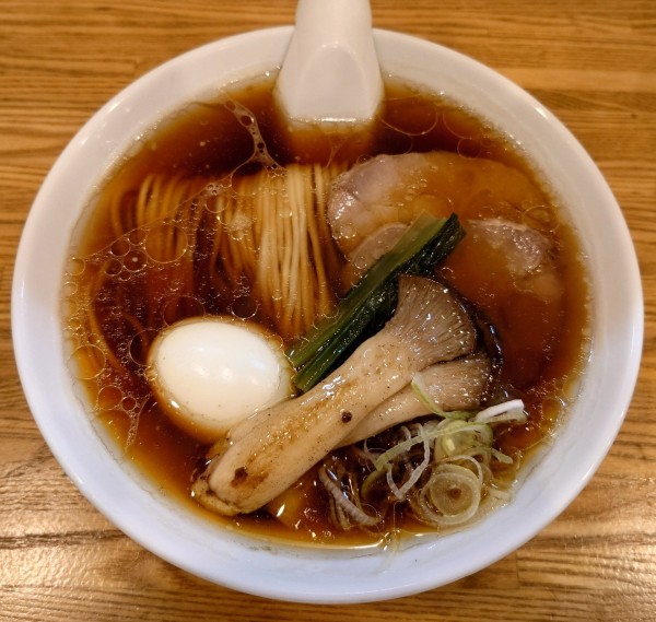 「醤油ラーメン+味玉、エリンギ(1000円)」@ぬまちゃんラーメンの写真