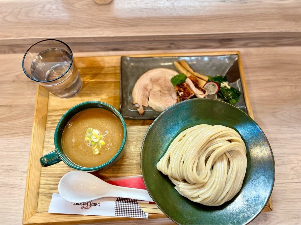 「コーチンと魚介の濃厚つけそば　〜市ばん豚の大判チャーシューのせ〜」@えびそば 緋彩の写真