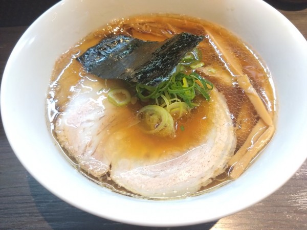 「醤油金華豚チャーシュー麺」@支那そばや 本店の写真
