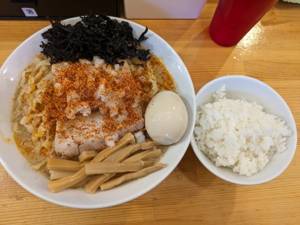 「【限定】背脂煮干しらーめん➕辛くする➕ライス」@煮干らーめん 川むらの写真