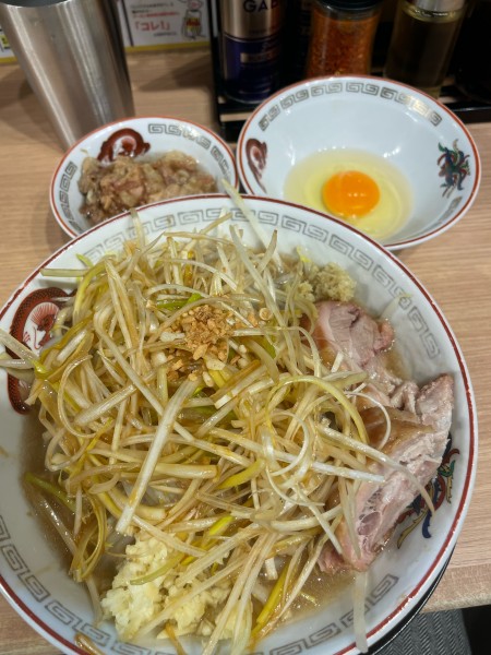 「小ラーメン　肉油　白髪ネギ　生卵」@豚山 池袋西口店の写真