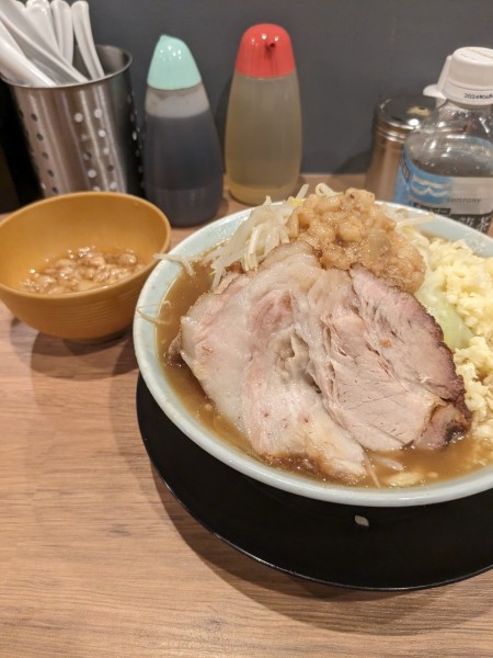 「ラーメン少ニンニク多めアブラ」@俺の生きる道 上野店の写真