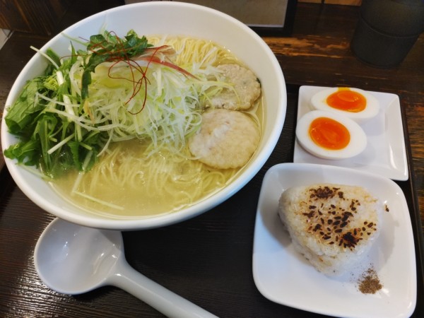 「あら炊き塩らぁめん(大盛)·焼おにぎり·味玉·白髪ねぎ水菜」@麺屋 海神の写真