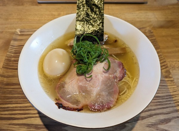 「地鶏 白醤油そば、味玉   1070円」@中華蕎麦 みうらの写真