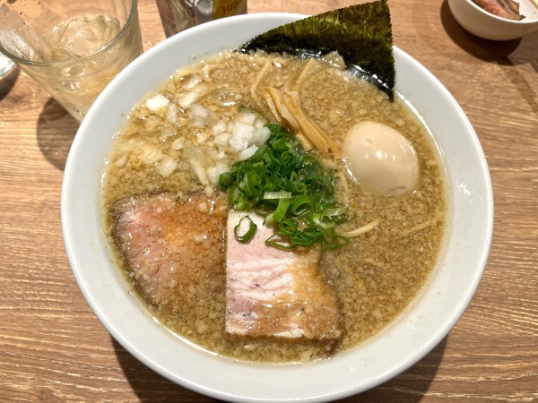 「背脂中華そば＋味玉」@R+の写真