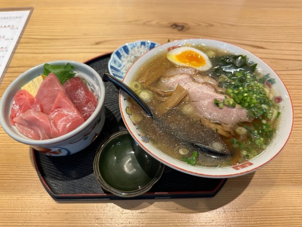 「ハーフ天然マグロ丼＆らぁめんセット1,300円」@マグロ食堂 いさまる屋の写真