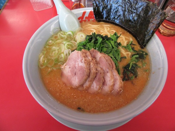 「特製味噌チャーシュー麺大盛（１２８０円）＋ほうれん草」@ラーメン山岡家 阿見店の写真