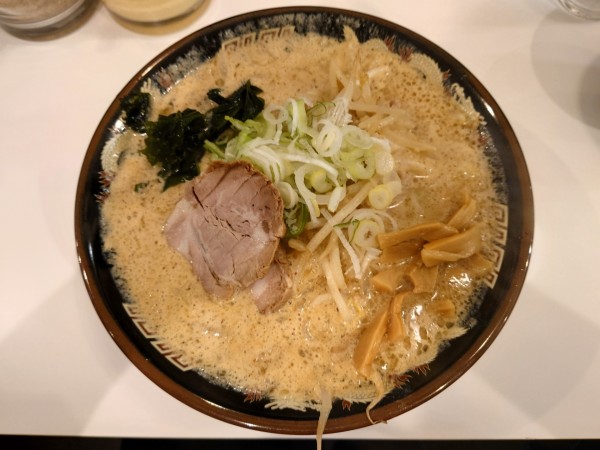 「札幌味噌ﾗｰﾒﾝ¥880(大盛ｻｰﾋﾞｽ)+ﾗｲｽ¥120」@北海道らーめんみそ熊 神奈川綱島店の写真