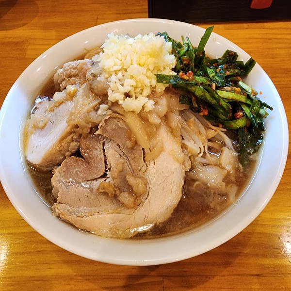「ラーメン並+チャーシュー一枚+ニラキムチ」@豚ラーメン 六麓 板橋店の写真