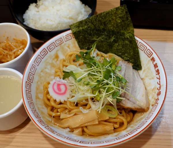 「武蔵野油そば 750円 + タイムサービスライス」@武蔵野アブラ學会 神田店の写真