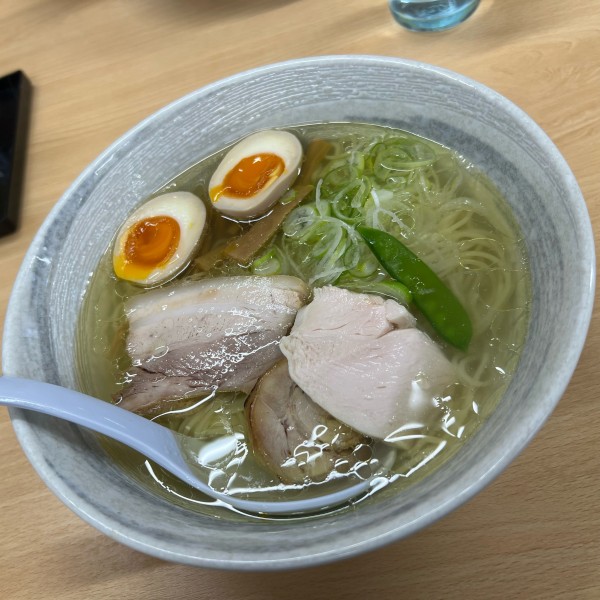 「清湯塩ラーメン＋味付玉子」@麺屋 鶏一匠 原市店の写真