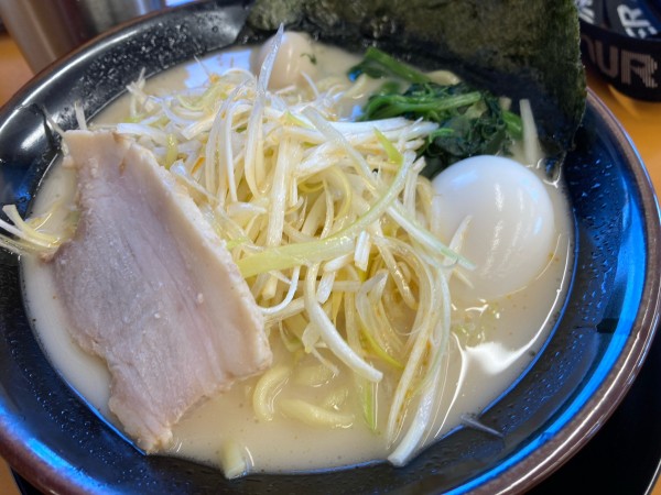 「塩ネギラーメン+サービスミニライス+パスポート味玉」@横浜家系ラーメン 宮本商店 ひたちなか店の写真