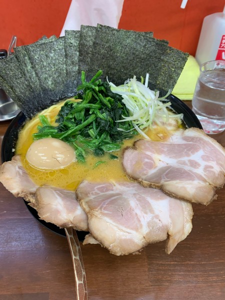 「豚骨醤油、特盛、海苔、チャーシュー、ほうれん草、味玉、※硬め、濃」@飯山家系濃厚豚骨ラーメン がぁたくの写真