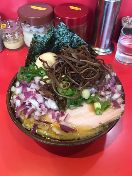 「ラーメン＋九条ネギ＋むらさきたまねぎW＋味玉 1,000円」@どんとこい家の写真