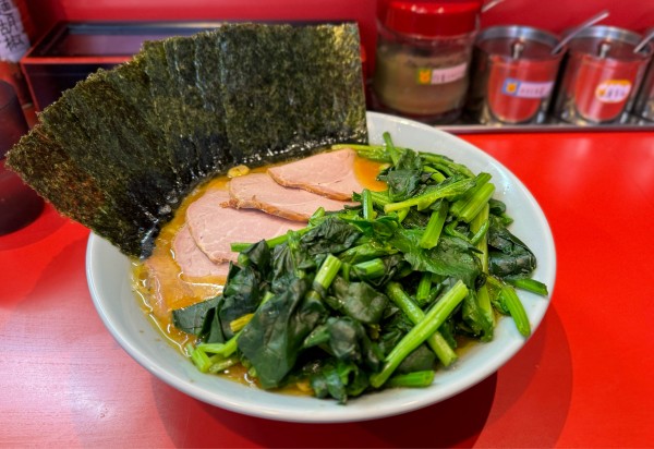「中盛チャーシュー麺¥1080、海苔¥100、ほうれん草¥130」@横浜家系ラーメン 黄金家 鴨居店の写真