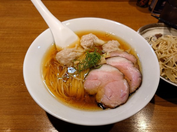 「名古屋コーチンの炙り肉中華そば醤油ワンタン細麺 いわしそば」@寿製麺よしかわ 川越店の写真