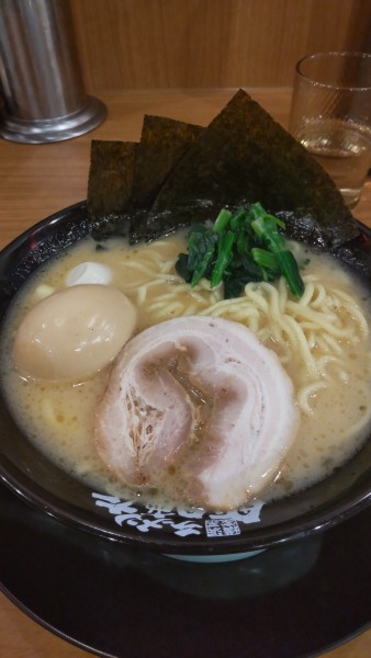 「味玉ラーメン(薄め、少なめ)」@町田商店 新百合ヶ丘駅前店の写真