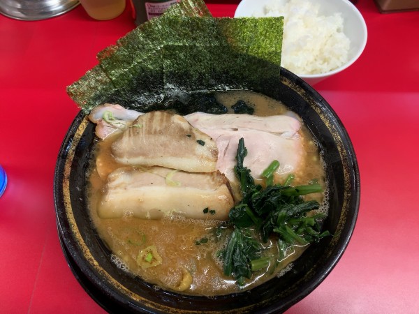 「ラーメン＋豚トロ×2＋ライス」@家系ラーメン王道家直伝 との丸家 松飛台店の写真