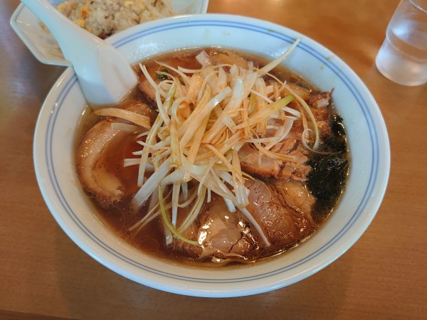 「ネギチャーシュー麺+半炒飯」@峠のラーメンの写真