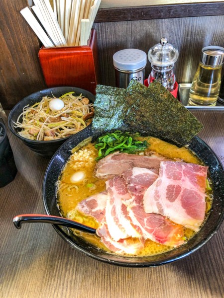 「レアチャーシュー麺+ネギチャ丼+粗挽きニンニク（無料）」@横浜家系ラーメン 源絆家の写真