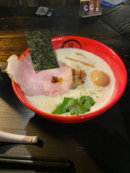 「鶏白湯ラーメン+味玉」@らーめん愉悦処 鏡花の写真