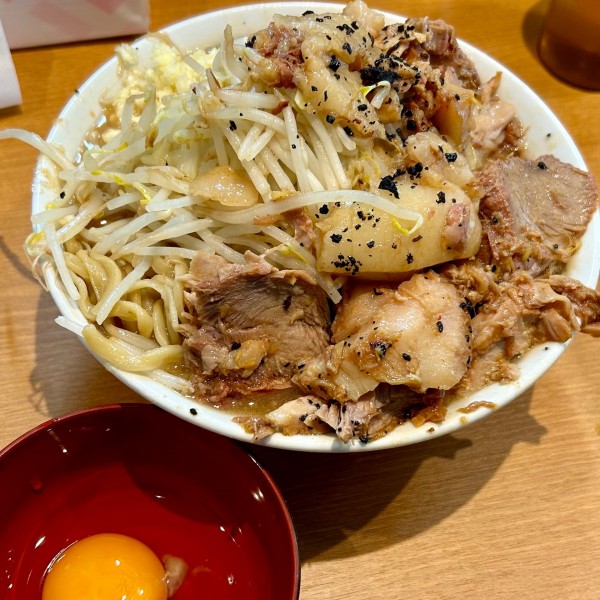 「ラーメン 並（ニンニク少・野菜・アブラ・唐辛子抜き）＋生玉子」@ラーメン 池田屋 高田馬場店の写真