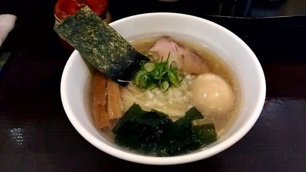 「味玉琥珀塩ラーメン（９２０円）」@中華そば 弥栄の写真