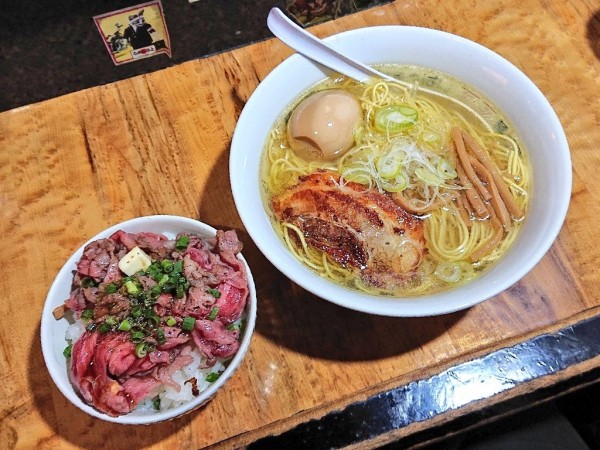 「黒毛和牛のレア肉丼塩そば定食」@塩そば 桑ばらの写真