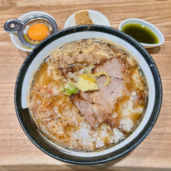 熟成味噌らーめん（1100円）＋味変バジル（200円）