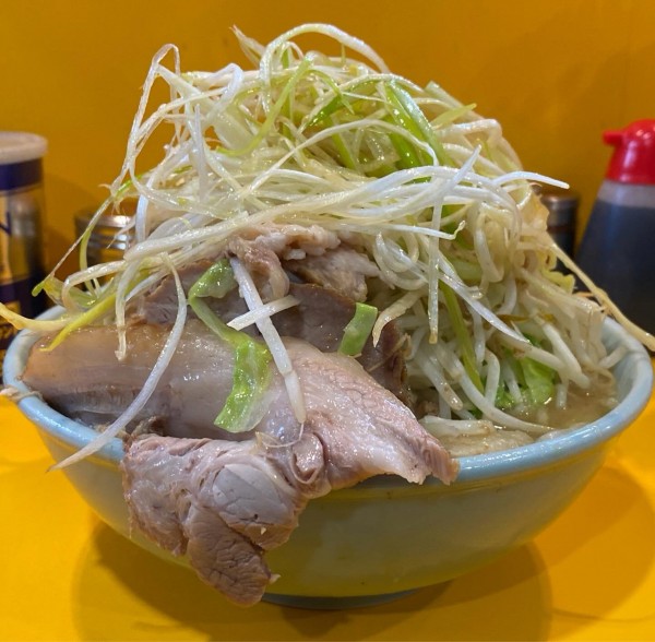 「小ラーメン（ヤサイアブラ）¥900 ネギ ¥150」@ラーメン二郎 八王子野猿街道店2の写真