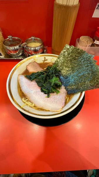 「ラーメン並海苔トッピング硬め濃いめ多め＋100円食べ放題ライス」@家系ラーメン 裏大輝家 青物横丁店の写真